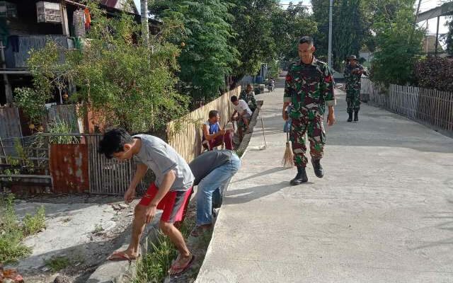 Harmoni TNI dan warga di Parit Maroangin