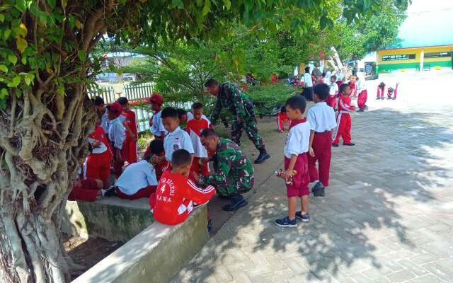 Babinsa Serma Irwan: Mengukir Kebersihan, Menanamkan Peduli Sejak Dini