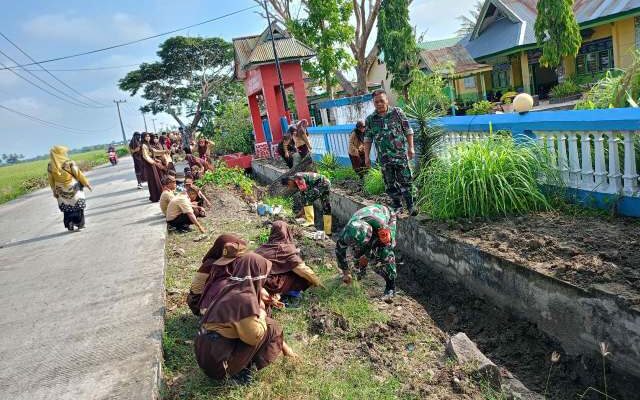 Pelda Gusti dan Siswa: Bersih-Bersih Parit, Sekolah Jadi Adem!