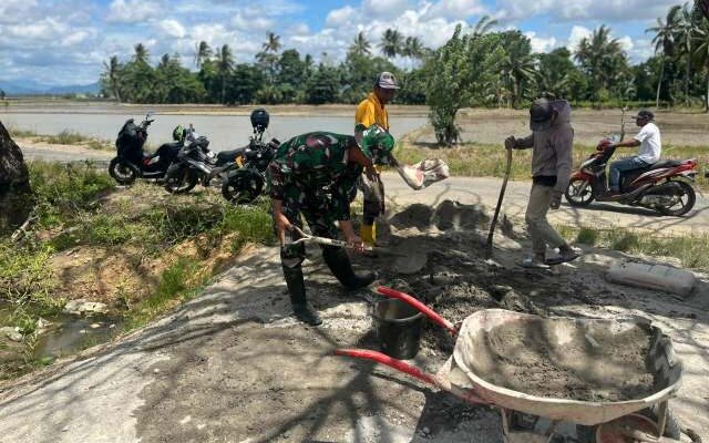 Babinsa dan Warga Salobukkang: Kompak Benerin Irigasi!