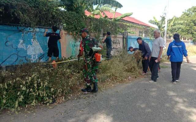 Gotong Royong Babinsa, Lapangan Bola Rappang Jadi Kinclong