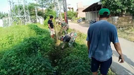 Aksi Bersih Bareng Babinsa, Desa Allakuang Bebas Banjir
