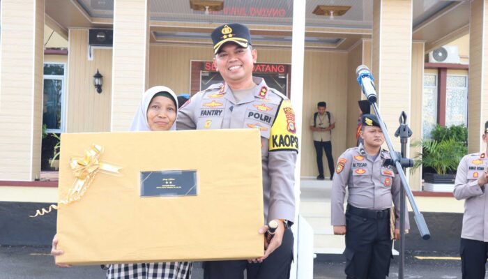 Bingkisan Cinta dari Kapolres