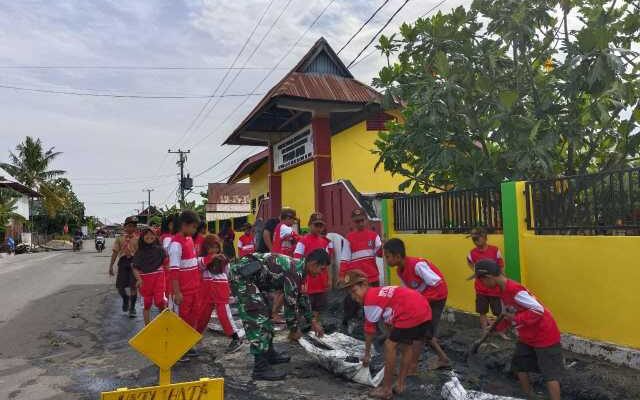 Seru Bersama TNI, Anak SD Antusias Sekali!