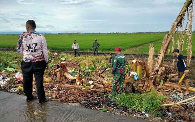 TNI Bersama Warga Bersihkan yang Nongkrong di Saluran Air