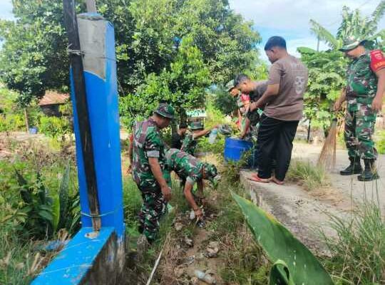 TNI Gercep Lawan Banjir di Desa Kalempang