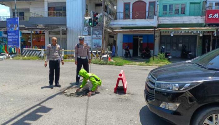 Polisi Tambal Jalan! Sat Lantas Sidrap Bikin Salut