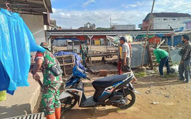 Pasar Amparita Bersih! Babinsa dan Warga Kompak Aksi