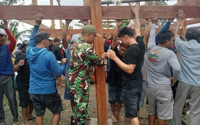 Babinsa Turun Tangan! Gotong Royong Bangun Rumah Warga