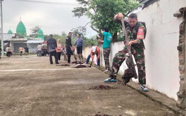 Koramil 1420-04/Watang Pulu & Warga Bikin Pasar Bersih