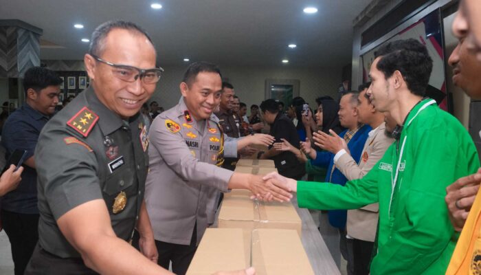 3.700 Paket Sembako! Polda Sulsel & Mahasiswa Bersatu di Baksos Ramadhan