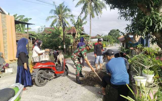 Babinsa Panca Rijang dan Warga Bersatu Jaga Kebersihan Lingkungan