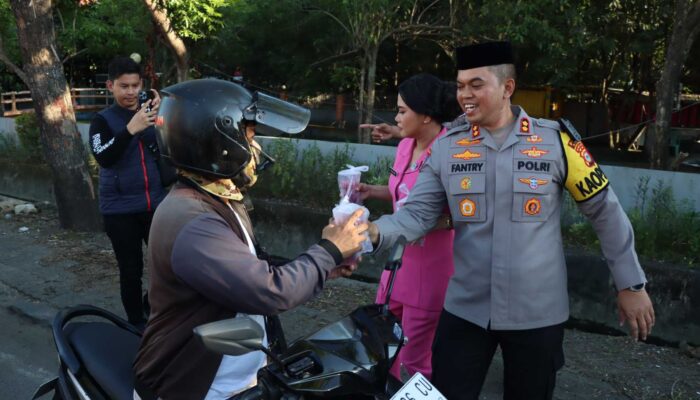 Bhayangkari & Polres Sidrap Tebar Berkah di Jalanan