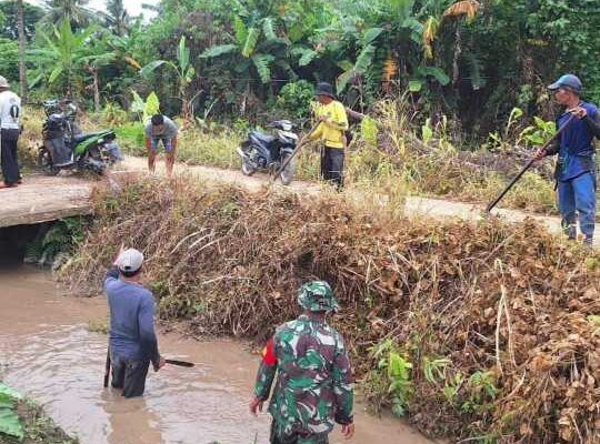 Babinsa Baranti dan Petani Bersinergi: Bersihkan Irigasi Demi Panen Maksimal