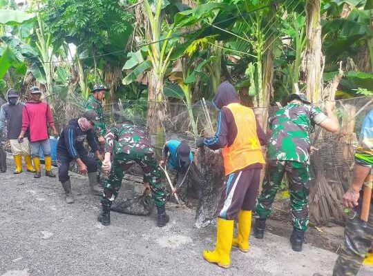 Babinsa Koramil 1420-03/Maritengngae dan Warga: Gotong-Royong itu Keren!