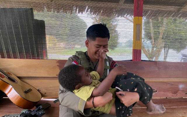 Bripda Wahyu, Simbol Kehangatan Satgas Ops Damai Cartenz 2025