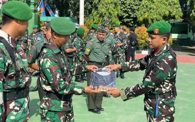 Semangat Baru! Dandim 1420/Sidrap Serahkan Kaos Olahraga kepada Personel