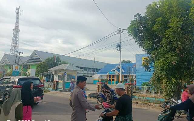 Kapolsek Panca Rijang Pimpin Bagi Takjil, Senyum Ramadhan di Jalanan