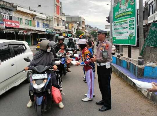 Pocil Polres Sidrap Beraksi! Bagikan Takjil dengan Senyum