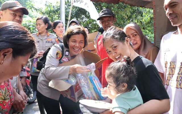 Srikandi Bhayangkara di Tengah Banjir: Hadir, Peduli, dan Menguatkan Warga