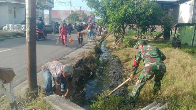 Lingkungan Bersih, Warga Sehat! Babinsa Koramil 1420-03 Pimpin Aksi Hebat
