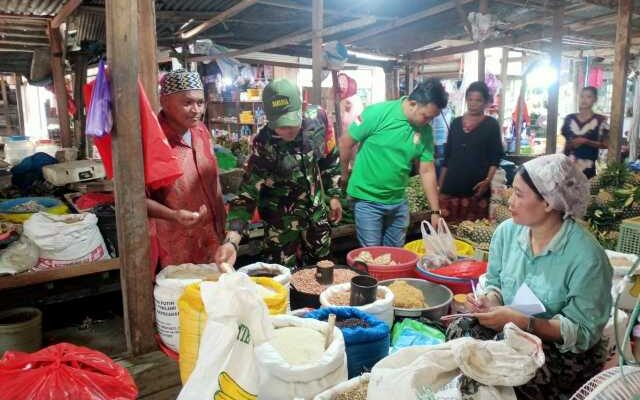 Harga Bahan Pokok Naik, Babinsa Koramil 1420-05/Dua Pitue Turun Langsung ke Pasar