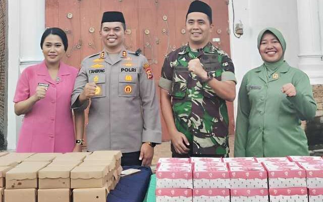 Dandim & Kapolres Sidrap Tebar Berkah Takjil di Jalan Raya