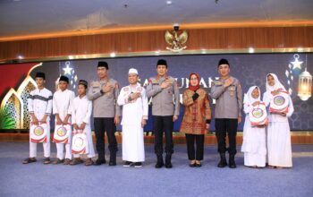 Ramadhan Hangat! Polri, Media, dan Ustaz Das’ad Latif Berbagi Takjil
