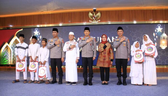 Ramadhan Hangat! Polri, Media, dan Ustaz Das’ad Latif Berbagi Takjil