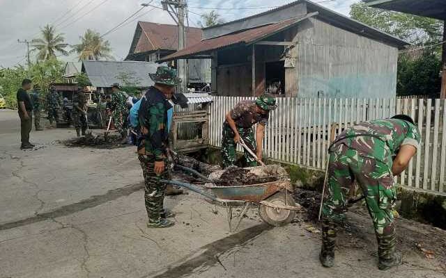 Keren! Babinsa Koramil 1420-03/Maritengngae dan Warga Kompak Bersihkan Saluran Air