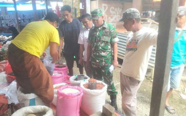 Babinsa Koramil 1420-05/Dua Pitue Blusukan ke Pasar, Harga Sembako Jadi Sorotan!