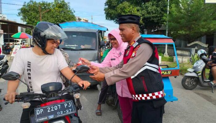 Polres Sidrap Beraksi! Takjil Gratis, Senyum Merekah