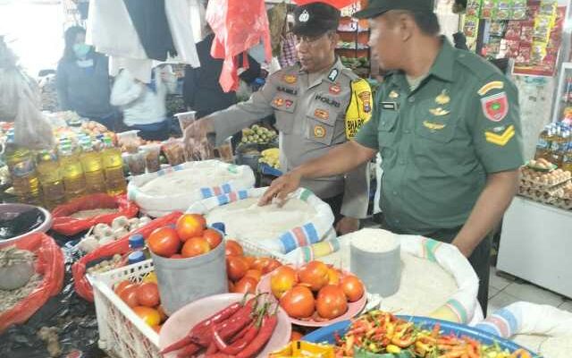 Babinsa Tak Kenal Hujan: Pantau Harga Pasar Demi Warga