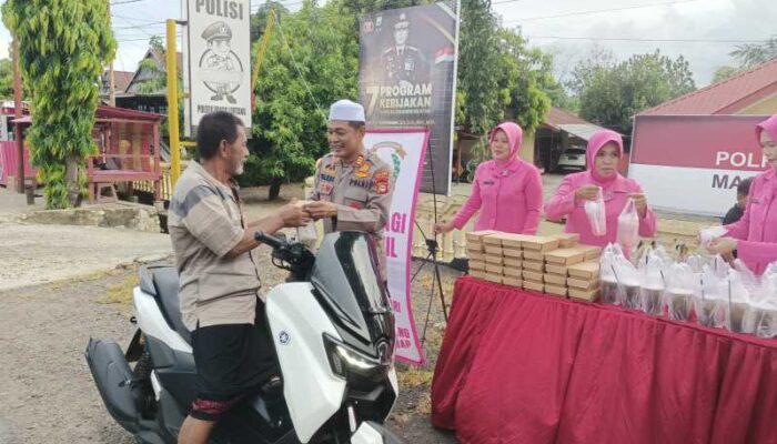 Kapolsek Panca Lautang Turun ke Jalan, Berbagi Takjil Penuh Keikhlasan!