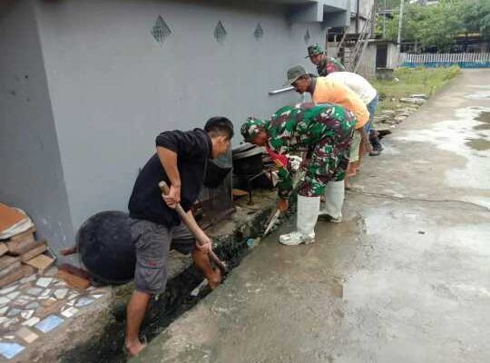 Aksi Peduli Babinsa Koramil 1420-02/Tellu Limpoe, Warga Beri Jempol!