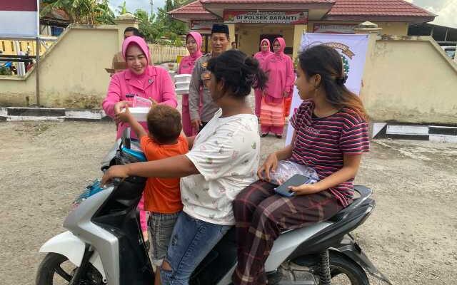 Hangatnya Ramadhan! Kapolsek Baranti Pimpin Tebar Takjil di Jalanan