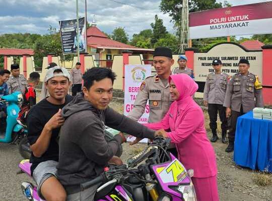 Momen Hangatnya Ramadhan! Kapolsek & Bhayangkari Pitu Riase Berbagi Takjil