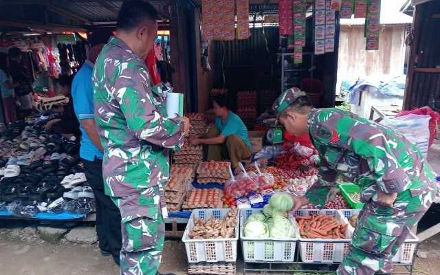 Babinsa di Tengah Pasar Bilokka: Pastikan Harga Stabil untuk Warga