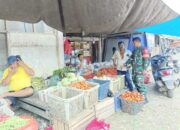 Jelang Lebaran, Babinsa Tellu Limpoe Pantau Pasar: Harga Stabil, Stok Aman!