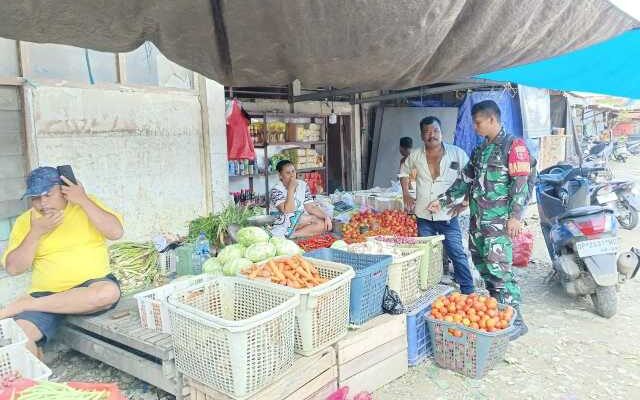 Jelang Lebaran, Babinsa Tellu Limpoe Pantau Pasar: Harga Stabil, Stok Aman!