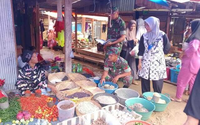 Babinsa Cek Harga di Bilokka, Pedagang Nakal Kena Getar!