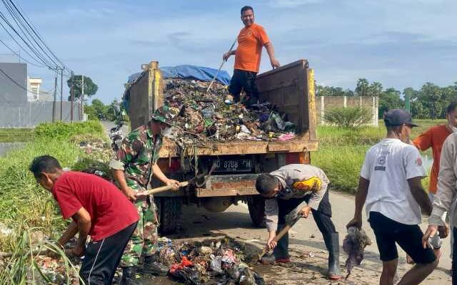 Aksi Kompak Bhabinkamtibmas dan Warga Bontolanra