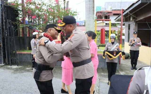 Kapolres Baru Disambut Adat Pekasiwia di Poso