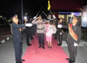 Isak Tangis Iringi Perpisahan AKBP Arthur dari Polres Poso