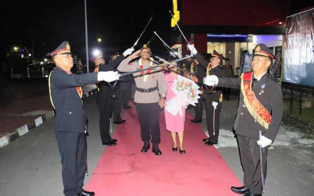Isak Tangis Iringi Perpisahan AKBP Arthur dari Polres Poso