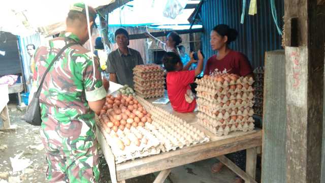 Blusukan Babinsa ke Pasar Amparita: Harga Stabil, Stok Aman!