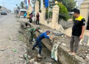 TNI Sisir Drainase Tersumbat, Warga Tanru Tedong Bilang Salut!