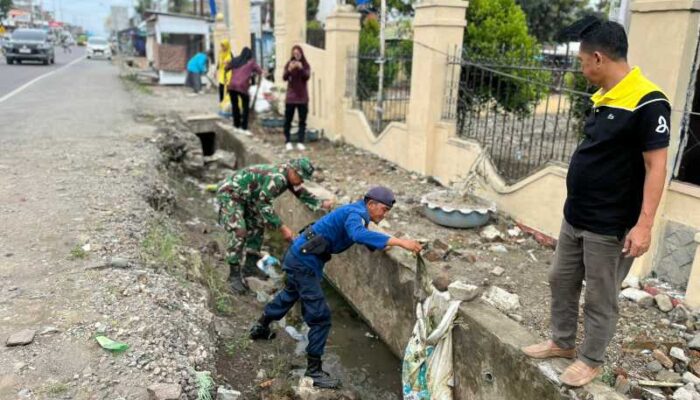TNI Sisir Drainase Tersumbat, Warga Tanru Tedong Bilang Salut!