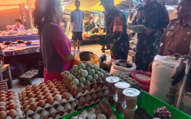 Babinsa Cek Harga di Pasar Bilokka, Pedagang & Pembeli Bilang …..