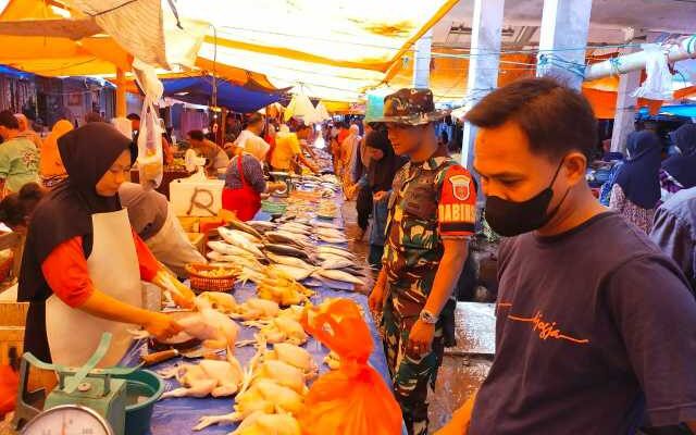 Babinsa Panca Rijang Cek Fakta Harga Sembako: Ini Daftarnya!